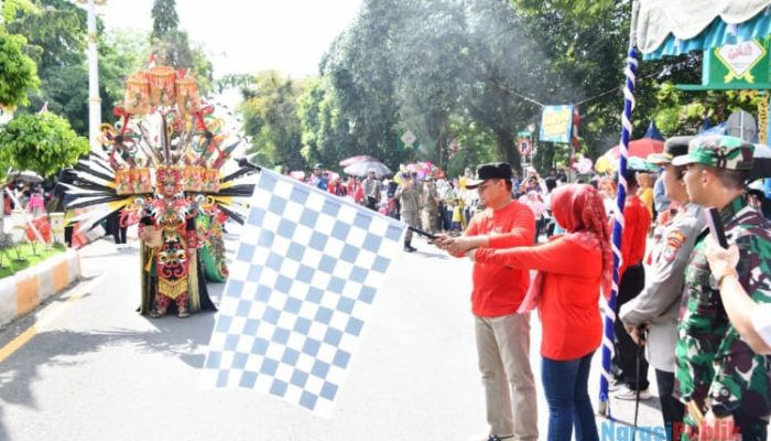 Pj Bupati HSS Lepas Ratusan Peserta Karnaval HUT Ke-79 Kemerdekaan RI