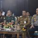 Pj Bupati HSS, Endri saat menghadiri rapat pleno pengundian nomor urut calon Bupati dan Wakil Bupati Pilkada HSS.
