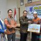 Pj Bupati HSS, Endri menyerahkan bantuan sekolah tingkat tinggi kepada salah satu penerima secara simbolis. (Foto : Prokopim HSS)