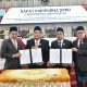 Pj Bupati HSS, Endri bersama pimpinan DPRD HSS menunjukkan berita acara pengesahan Perda APBD-P Tahun 2024. (Foto : Prokopim HSS)