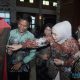 Ketua Dekranasda Kabupaten HSS, Mutia Anwary Endri melihat hasil karya pengrajin sasirangan asal Bumi Rakat Mufakat. (Foto : Diskominfo HSS)