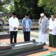Pj Bupati HSS, Endri saat melakukan ziarah ke makam salah satu tokoh pendiri Kabupaten HSS dalam rangka menyambut Hari Jadi ke-74. (Foto : Prokopim HSS)