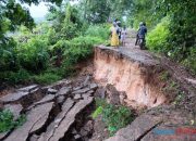 Jalan Utama Warga Desa Bitahan Baru Tapin Terputus Akibat Longsor