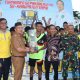 Pj Bupati Tapin, Muhammad Syarifuddin menyerahkan trophy kepada pemenang Turnamen Sepak Bola BRE Cup VI U-14 tahun 2024. (Foto : Prokopim Tapin)