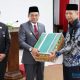 Pj Bupati HSS, Endri menyerahkan secara simbolis bingkisan dan tali asih kepada ASN yang purna tugas. (Foto : Prokopim HSS)