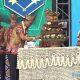 Pj Bupati HSS, Endri saat melakukan pemotongan nasi astakon di acara puncak Harjad Ke-74 Kabupaten HSS. (Foto : Narasi Publik)