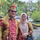 Ketua DPRD HSS, Akhmad Fahmi beserta istri usai menghadiri puncak peringatan Harjad ke-74 Kabupaten HSS. (Foto : Narasi Publik)