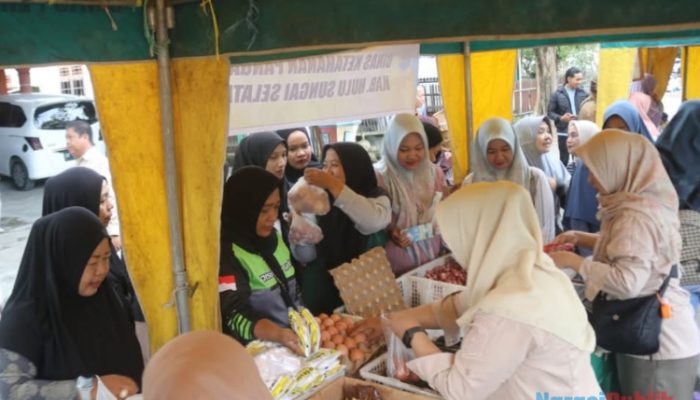 Meriahkan Harjad Ke-74, Ratusan Warga Geruduk Bazar Pangan Murah HSS