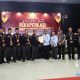 Ketua KPU HSS, Gusriadi menyerahkan berkas hasil rekapitulasi perhitungan suara kepada Ketua Tim Pemenangan Paslon nomor urut 3, Imron Rosyadi. (Foto : Narasi Publik)