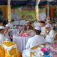 Pimpinan Ponpes Dalam Pagar Kandangan, TGH Ahmad Syairazi memimpin pembacaan doa di acara syukuran kemenangan Paslon Bupati dan Wakil Bupati HSS Periode 2024-2029, Syafrudin Noor - Suriani. (Foto : Narasi Publik)