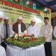 Pimpinan Ponpes Dalam Pagar Kandangan, TGH Ahmad Syairazi melakukan pemotongan tumpeng di acara syukuran kemenangan pasangan Syafrudin Noor dan Suriani. (Foto : Narasi Publik)