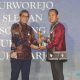 Asisten Administrasi Umum Setda Tapin, Fiqri Irmawan menerima penghargaan IGA tahun 2024 dari Kemendagri RI. (Foto : Prokopim Tapin)