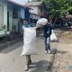 Peserta Walking and Cleaning Event Mapala Uniska membawa hasil sampah yang telah dikumpulkan.