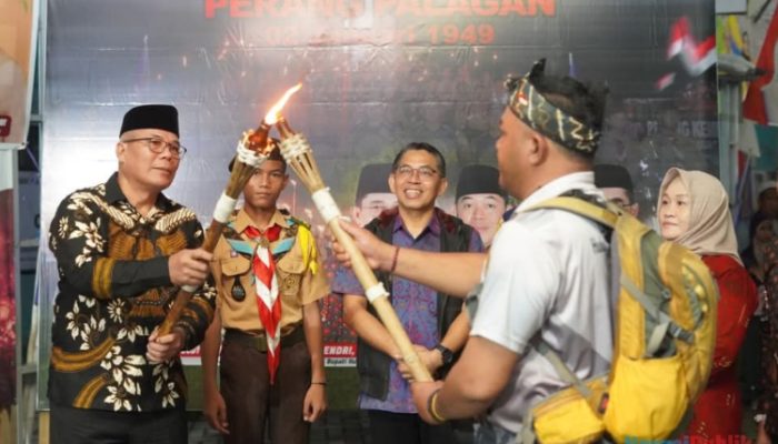 Peringati Perang Palagan, Ratusan Warga Daha Ikuti Kirab Obor DHC 45 HSS