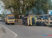 Akibat Ban Lepas, Dump Truk Muatan Batu Bara Terbalik di Jalan Nasional HSS