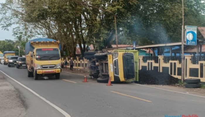 Akibat Ban Lepas, Dump Truk Muatan Batu Bara Terbalik di Jalan Nasional HSS
