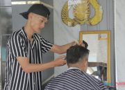 Tingkatkan Penampilan Personil, Kapolres HSS Sediakan Cukur Gratis Untuk Anggota