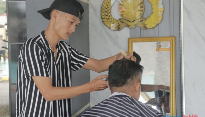 Tingkatkan Penampilan Personil, Kapolres HSS Sediakan Cukur Gratis Untuk Anggota