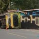 Insiden truk angkutan batu bara terbalik di jalan A Yani, Desa Bakarung, Kecamatan Angkinang, Kabupaten HSS. (Foto : Narasi Publik)
