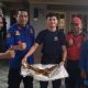 Anggota Damkar HSU memperlihatkan sarang lebah madu yang berhasil dievakuasi. (Foto : Istimewa)