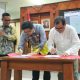 Kadis Kominfo Kalsel, M Muslim dan Ketua PWI Kalsel, Zainal Helmie menandatangani berkas NPHD dana hibah daerah untuk pelaksanaan kegiatan HPN 2025 yang digelar dari tanggal 7-9 Februari 2025. (Foto : Istimewa)