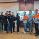 Site Manager PT AGM, Alvensus Sihotang menyerahkan plakat kenang-kenangan kepada Ketua Komisi III DPRD HSS, Yuniyati. (Foto : Narasi Publik)