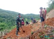 TNI dan Masyarakat Bahu Membahu Bersihkan Material Longsor di HSS