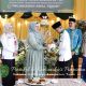 Pj Ketua TP PKK Tapin, Masrupah memberikan kue ulang tahun kepada pengurus Baznas Tapin. (Foto : Prokopim Tapin)