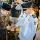 Pj Bupati HSS, Endri memasangkan cincin kepada mempelai pria dalam prosesi upacara pernikahan Purna Praja IPDN. (Foto : Prokopim HSS)