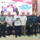Gubernur Kalsel, H Muhidin menerima buku "Bumi Lambung Mangkurat" dari PWI pada acara audiensi penerima anugerah Pena Emas 2025. (Foto : Istimewa)