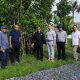 Ketua Umum PWI Pusat, Hendry Ch Bangun bersama panitia pusat HPN 2025 berfoto bersama pemilik Arboretum Ayu Tirta, Chendrawan Sugianto, di hutan mini tropis yang berada di Jalan A Yani Km 8. (Foto : Istimewa)