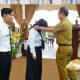 Sekda HSS, Muhammad Noor menyematkan id orientasi pegawai PPPK kepada perwakilan peserta. (Foto : Diskominfo HSS)