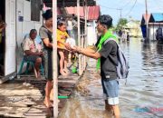 Peduli Bencana, Mapala Uniska Bagikan Bingkisan untuk Anak-Anak Terdampak Banjir