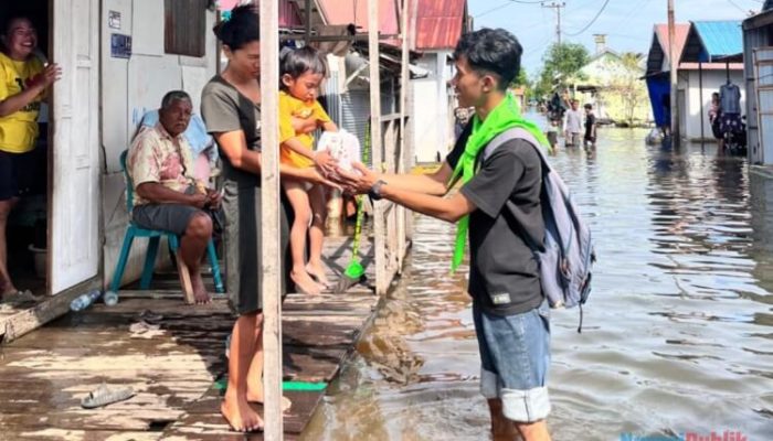 Peduli Bencana, Mapala Uniska Bagikan Bingkisan untuk Anak-Anak Terdampak Banjir