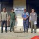 Anggota Damkar HSU saat menyerahkan anak bekantan hasil rescue kepada pihak BKSDA Kalsel di Kandangan, Kabupaten HSS. (Foto : Istimewa)