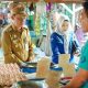 Wakil Bupati (Wabup) HSS, Suriani saat meninjau harga dan ketersediaan bahan pokok di Pasar Terpadu M Yusi Kandangan. (Foto : Diskominfo HSS)