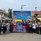 Satlantas Polres HSU foto bersama dengan para pengemudi angkutan wisata usai kegiatan. (Foto : Humas Polres HSU)