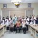 Sekda HSS foto bersama sembilan dokter internship yang telah menyelesaikan masa praktik. (Foto : Prokopim HSS)