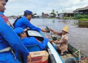 Jumat Berkah, Sat Polairud Polres HSU Bagi Sembako Untuk Warga Desa Paminggir Yang Membutuhkan