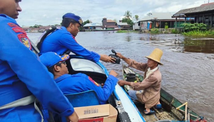 Jumat Berkah, Sat Polairud Polres HSU Bagi Sembako Untuk Warga Desa Paminggir Yang Membutuhkan