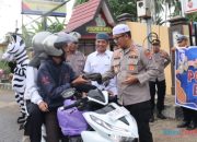 Ramadhan Berbagi, Satreskrim dan Satlantas Polres HSS Berikan Takjil Pada Pengguna Jalan