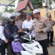 Kapolres HSS AKBP Muhammad Yakin Rusdi memberikan takjil Ramadhan kepada pengguna jalan yang melintas di depan Mapolres HSS. (Foto : Istimewa)