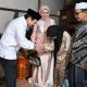 Wakil Gubernur Kalsel, Hasnuryadi Sulaiman saat mengunjungi Fitri (14) yang tinggal sebatang kara di Desa Sungai Tabuk Keramat. (Foto : Narasi Publik)
