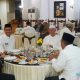Bupati HSS, Syafrudin Noor saat berbuka puasa bersama pimpinan dan anggota DPRD HSS, di Pendopo Bupati. (Foto : Diskominfo HSS)
