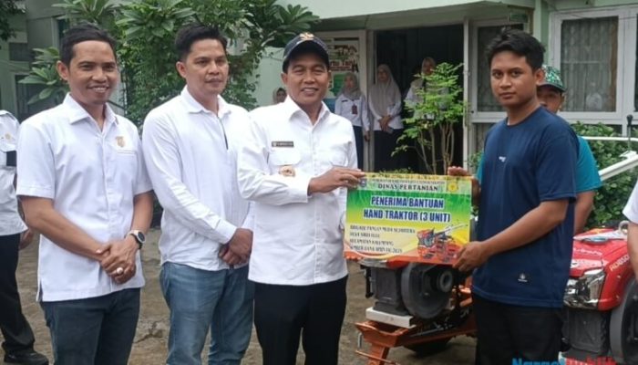 Tingkatkan Produktivitas Pertanian, Bupati HSS Serahkan Bantuan Alsintan Untuk Brigade Pangan