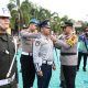 Kapolres HSS, AKBP AKBP Muhammad Yakin Rusdi sematkan pita tanda Operasi Ketupat Intan 2025 ke anggota Dishub HSS. (Foto : Humas Polres HSS)