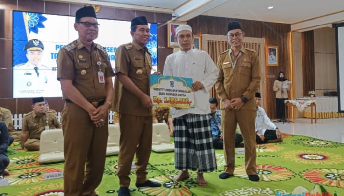 Bupati HSS Salurkan Insentif Tambahan Penghasilan Untuk Ratusan Ustadz dan Ustadzah