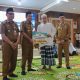 Bupati HSS, Syafrudin Noor menyerahkan insentif tambahan penghasilan untuk ustadz dan ustadzah secara simbolis (Foto : Narasi Publik)
