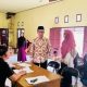 Wabup HSS, Suriani, saat meninjau layanan adminduk di UPTD Disdukcapil HSS, Kecamatan Daha Selatan di saat libur lebaran Idulfitri 1446 Hijriah. (Foto : Diskominfo HSS)