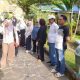 Wakil Bupati (Wabup) HSS, Suriani, saat meninjau fasilitas dan layanan objek wisata di KSPN Loksado saat libur lebaran Idulfitri 1446 Hijriah. (Foto : Diskominfo HSS)